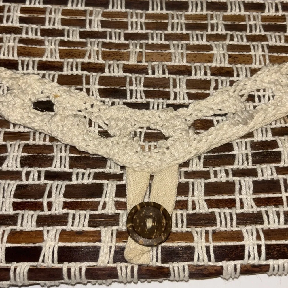 Handcrafted Woven Clutch in Cream and Brown Wood like Weave Design
Delicate ❤️ - Picture 2 of 12